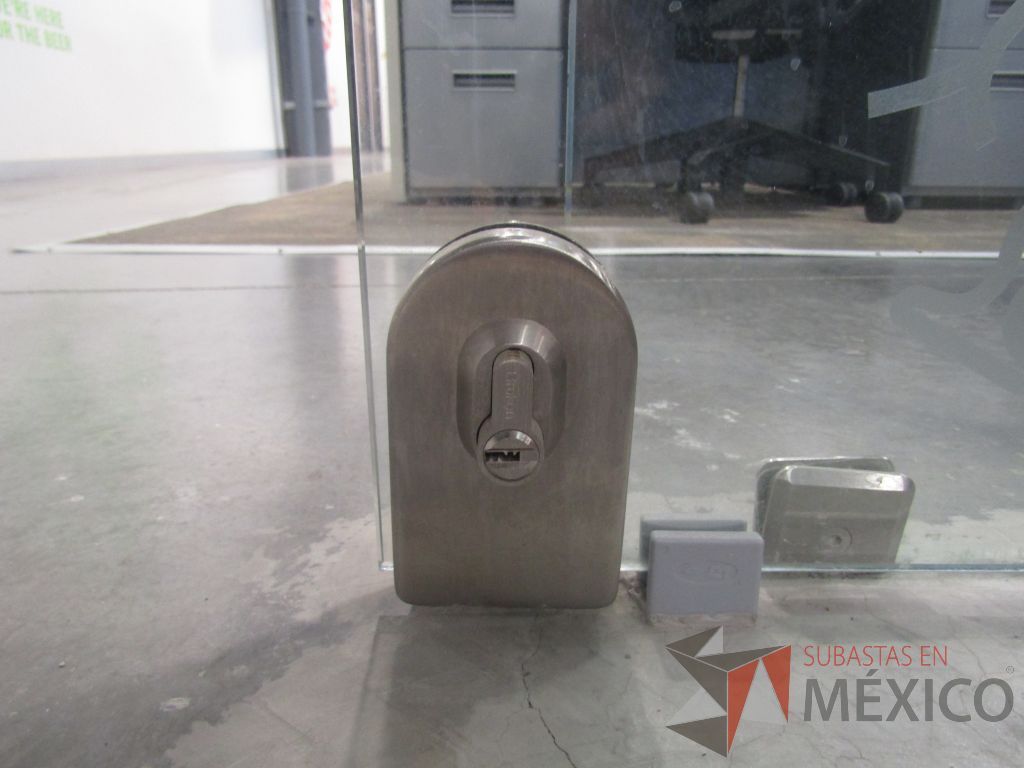 Lote 017 - Puerta de cristal con 4 hojas de cristal, con sensor de movimiento, 2 accesos de tarjeta y 2 chapas. - Imagen 27
