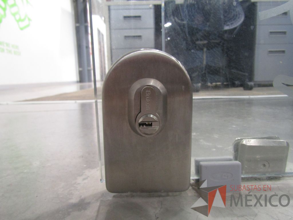 Lote 017 - Puerta de cristal con 4 hojas de cristal, con sensor de movimiento, 2 accesos de tarjeta y 2 chapas. - Imagen 30