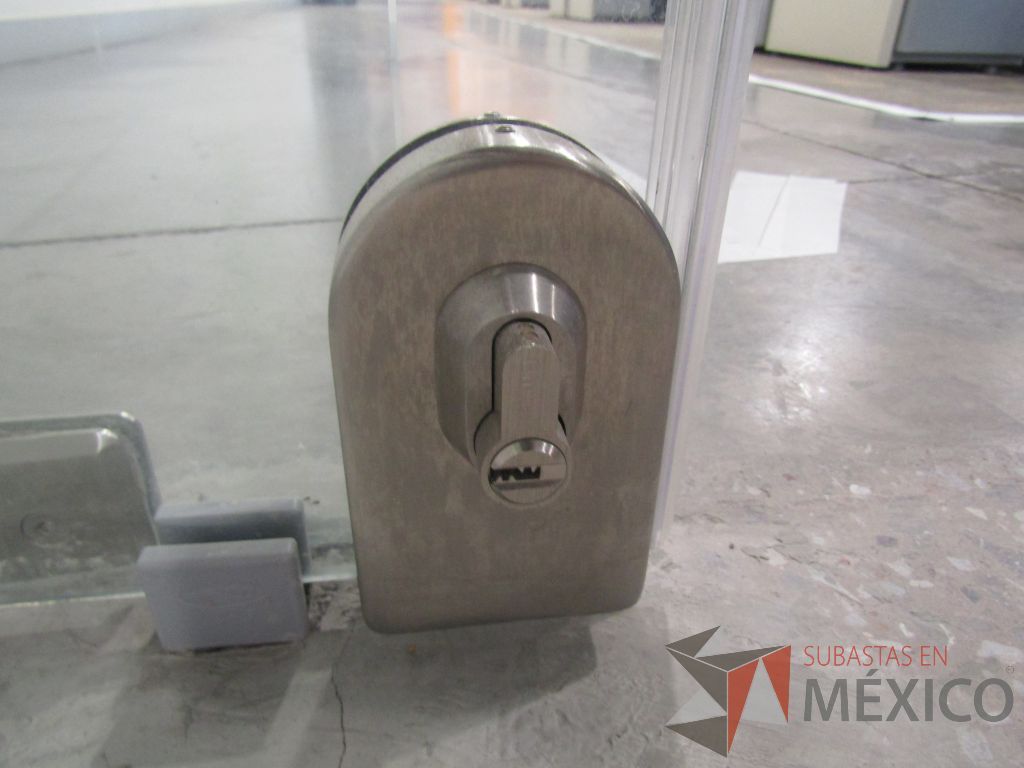 Lote 017 - Puerta de cristal con 4 hojas de cristal, con sensor de movimiento, 2 accesos de tarjeta y 2 chapas. - Imagen 31