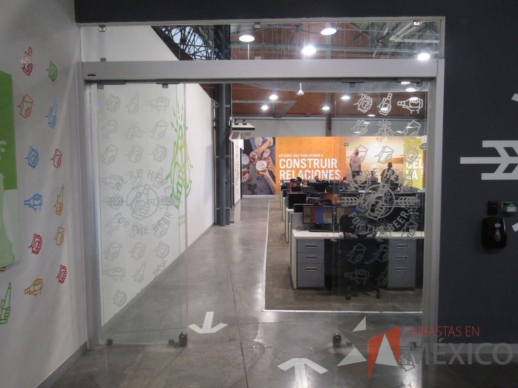 Lote 017 - Puerta de cristal con 4 hojas de cristal, con sensor de movimiento, 2 accesos de tarjeta y 2 chapas.