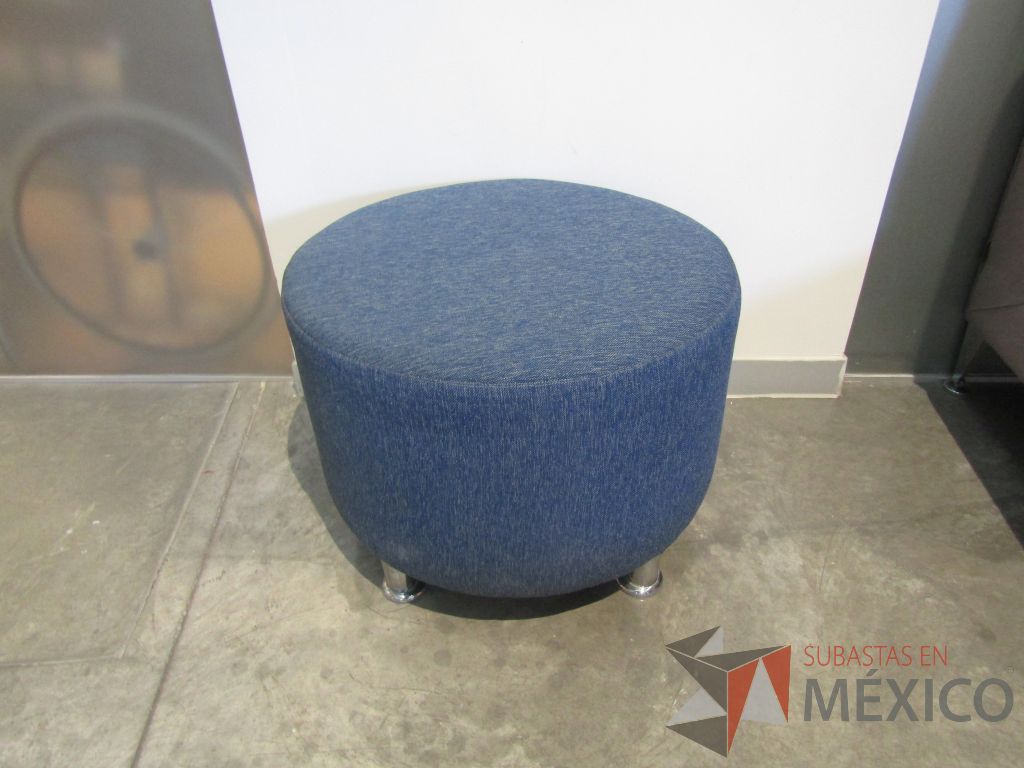 Lote 018 - Taburete circular en tela color azul y 4 patas metálicas - Imagen 2