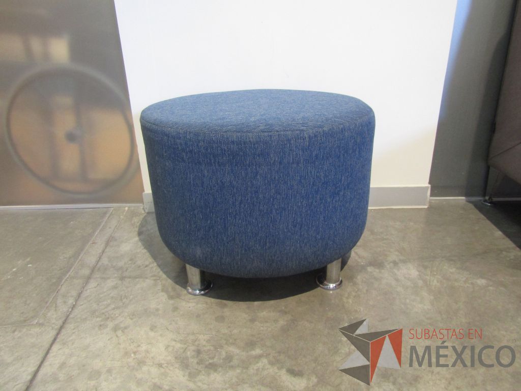 Lote 018 - Taburete circular en tela color azul y 4 patas metálicas - Imagen 3
