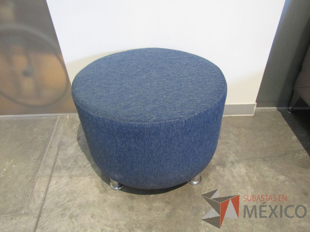 Lote 018 - Taburete circular en tela color azul y 4 patas metálicas
