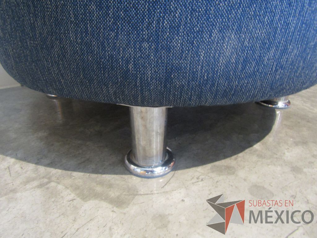 Lote 018 - Taburete circular en tela color azul y 4 patas metálicas - Imagen 4