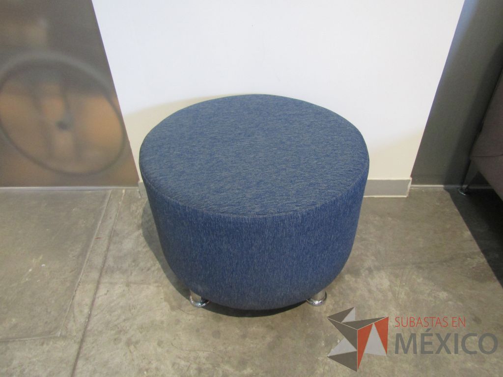 Lote 018 - Taburete circular en tela color azul y 4 patas metálicas - Imagen 6