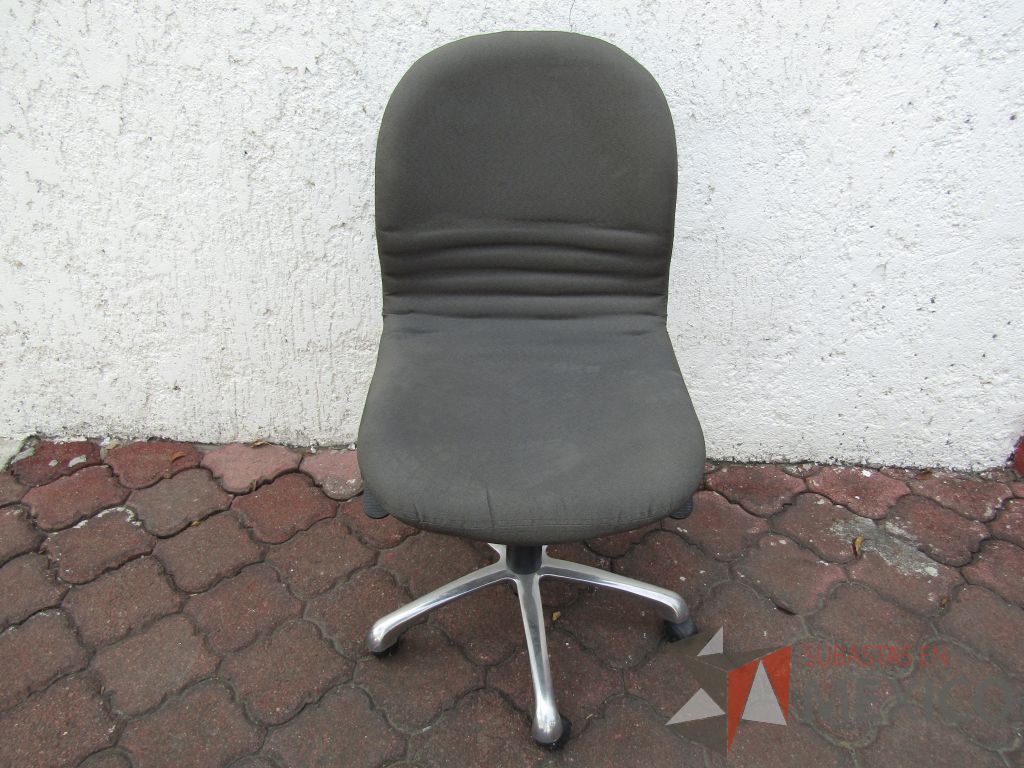 Lote 001 - 5 Sillas operativas con ruedas, asiento y respaldo en tela color gris - Imagen 2