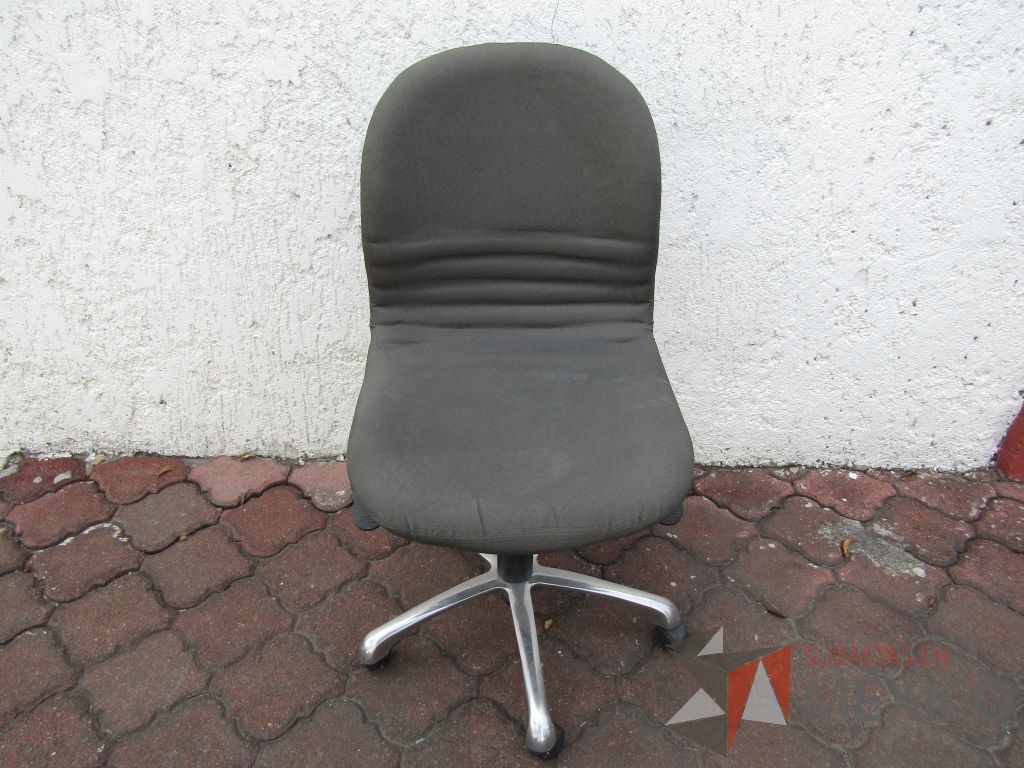Lote 001 - 5 Sillas operativas con ruedas, asiento y respaldo en tela color gris