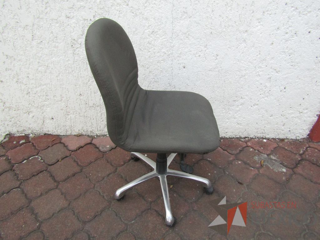 Lote 019 - 5 Sillas operativas con ruedas, asiento y respaldo en tela color gris - Imagen 3