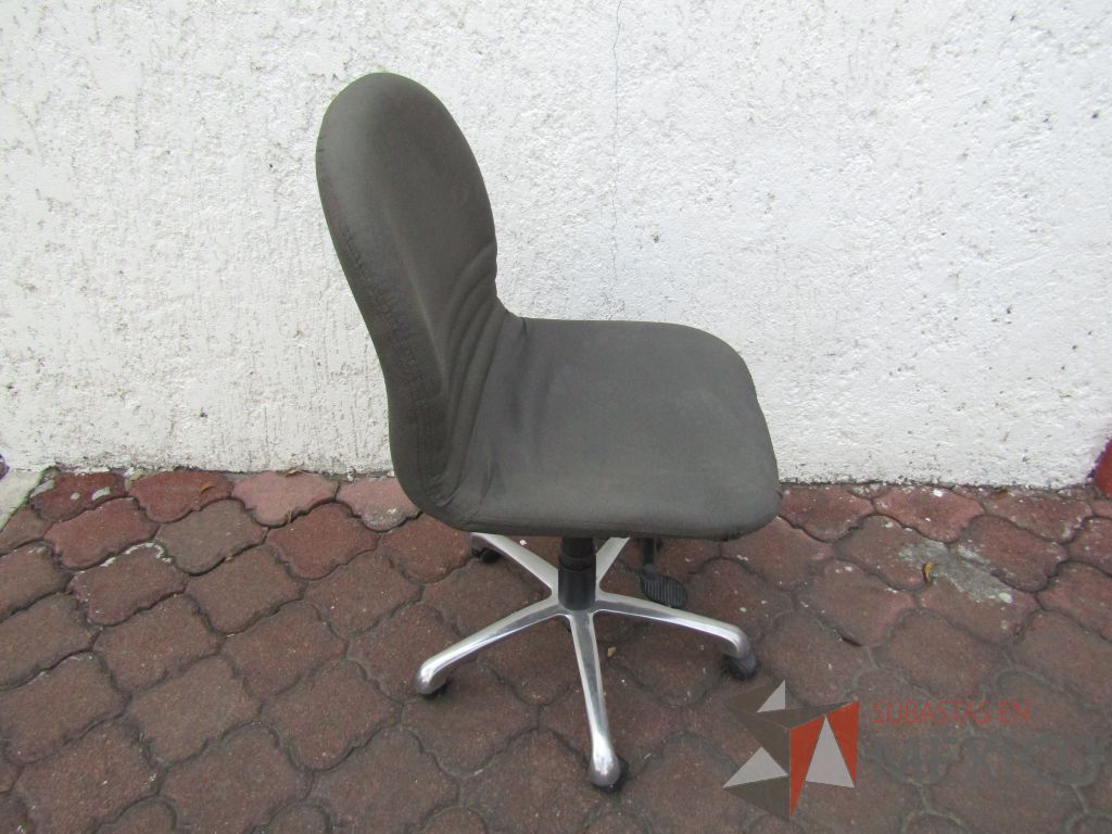 Lote 019 - 5 Sillas operativas con ruedas, asiento y respaldo en tela color gris - Imagen 4