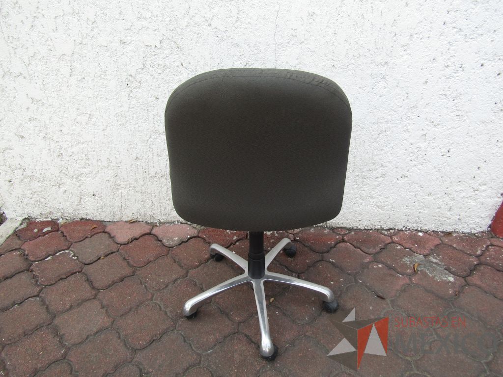 Lote 019 - 5 Sillas operativas con ruedas, asiento y respaldo en tela color gris - Imagen 5
