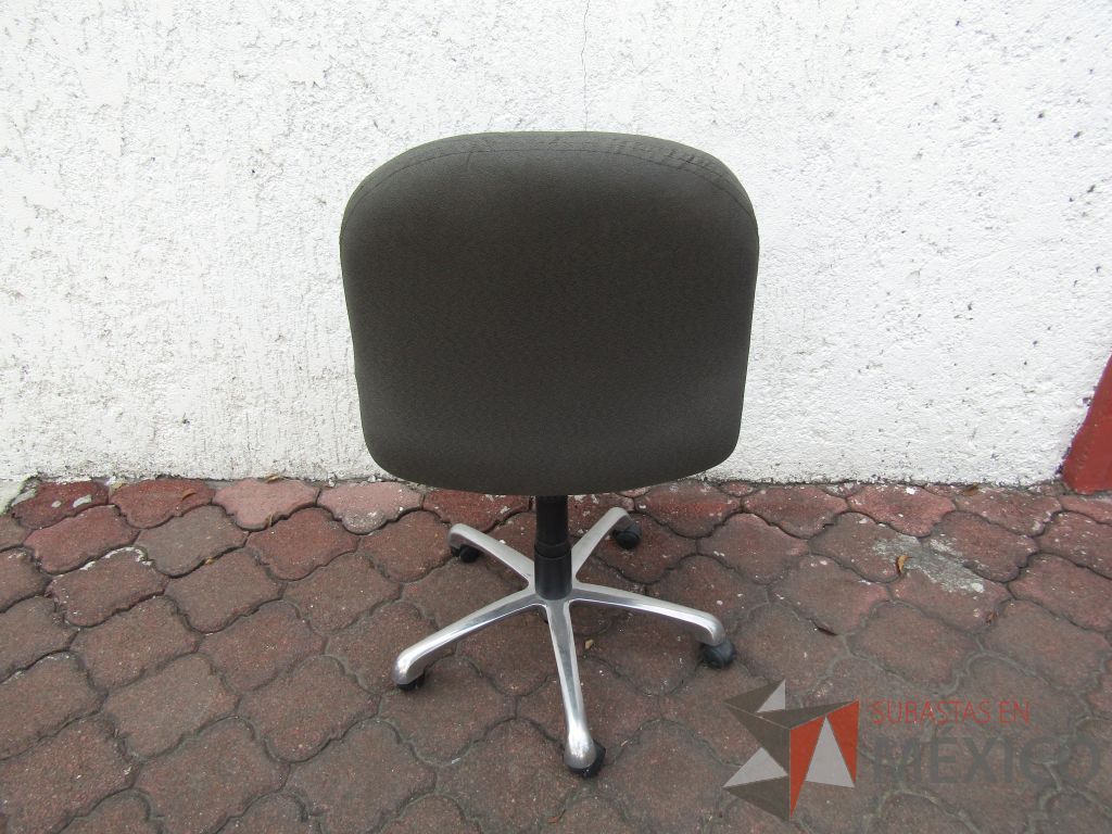 Lote 019 - 5 Sillas operativas con ruedas, asiento y respaldo en tela color gris - Imagen 6