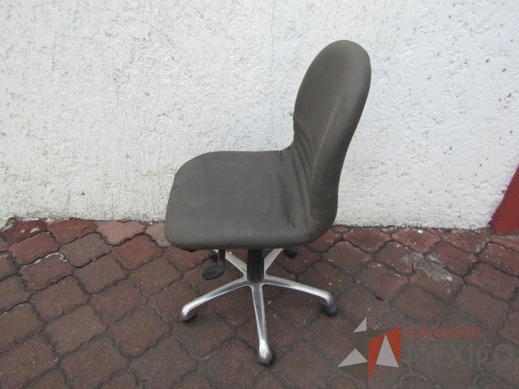 Lote 064 - 8 Sillas operativas con ruedas, asiento y respaldo en tela color gris - Imagen 6