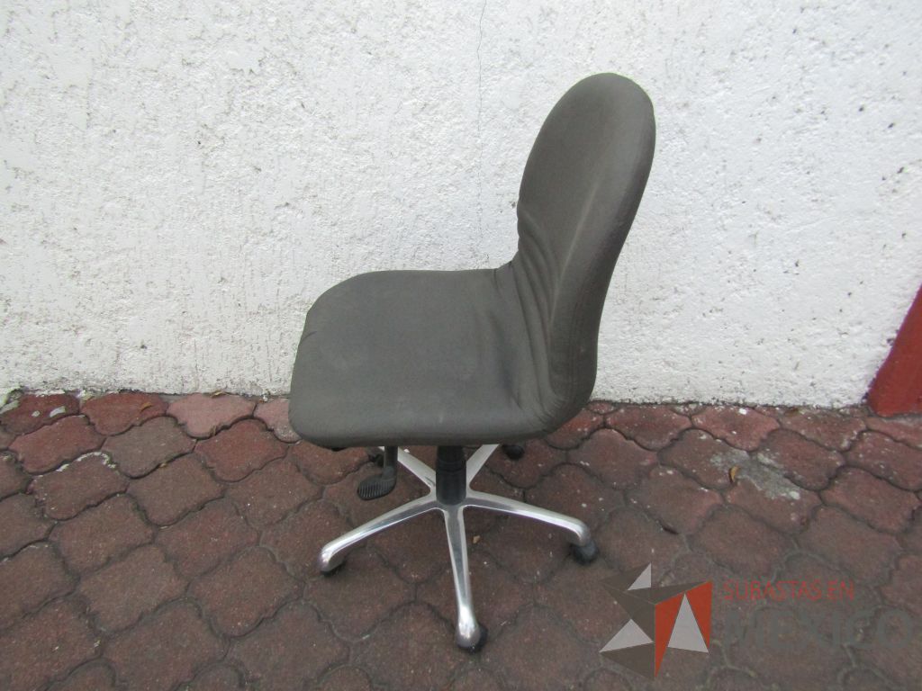 Lote 001 - 5 Sillas operativas con ruedas, asiento y respaldo en tela color gris - Imagen 7