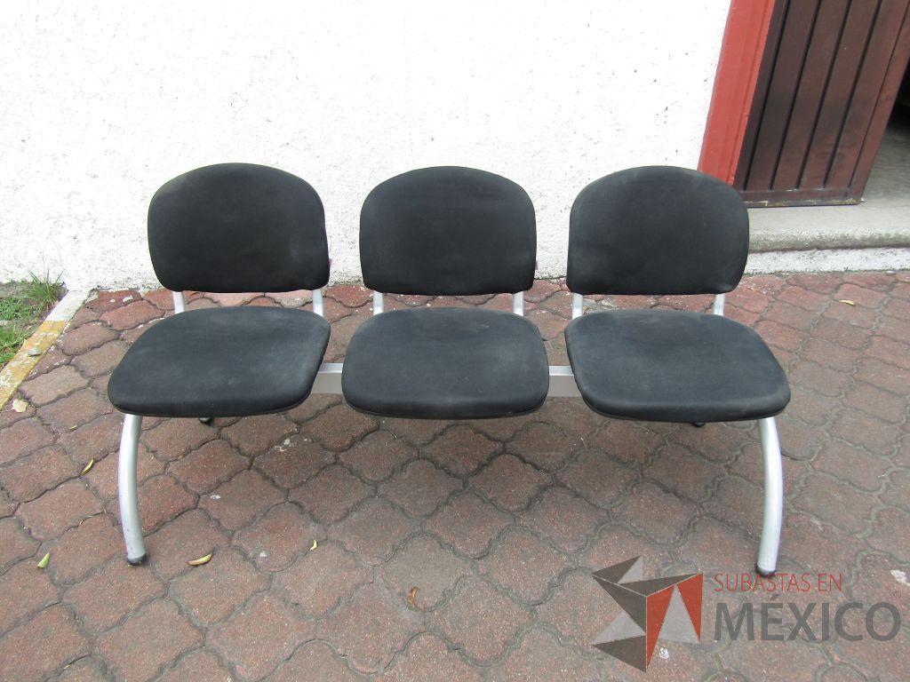 Lote 066 - Banca de espera de 3 plazas, asiento y respaldo en tela color negro