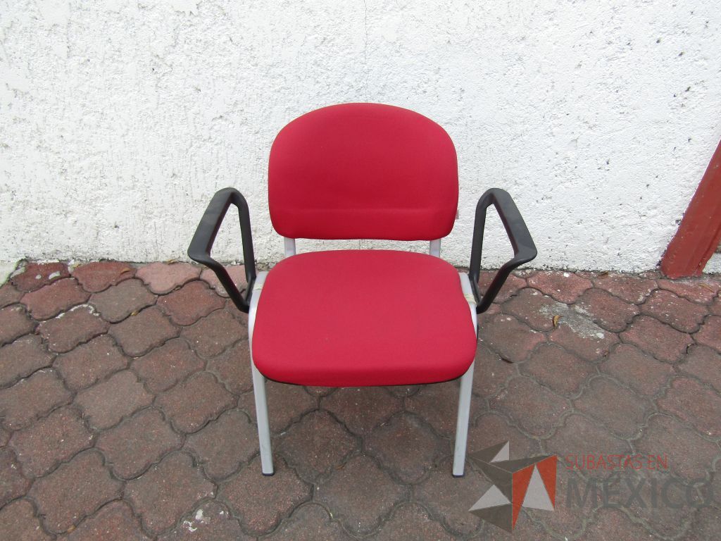 Lote 023 - 2 Sillas fijas, descansabrazos fijo, asiento y respaldo en tela color rojo