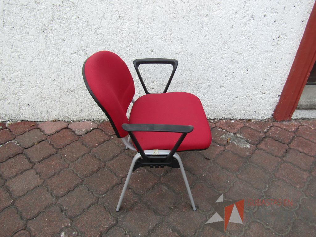 Lote 023 - 2 Sillas fijas, descansabrazos fijo, asiento y respaldo en tela color rojo - Imagen 2