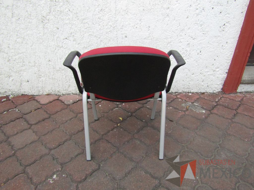 Lote 023 - 2 Sillas fijas, descansabrazos fijo, asiento y respaldo en tela color rojo - Imagen 3
