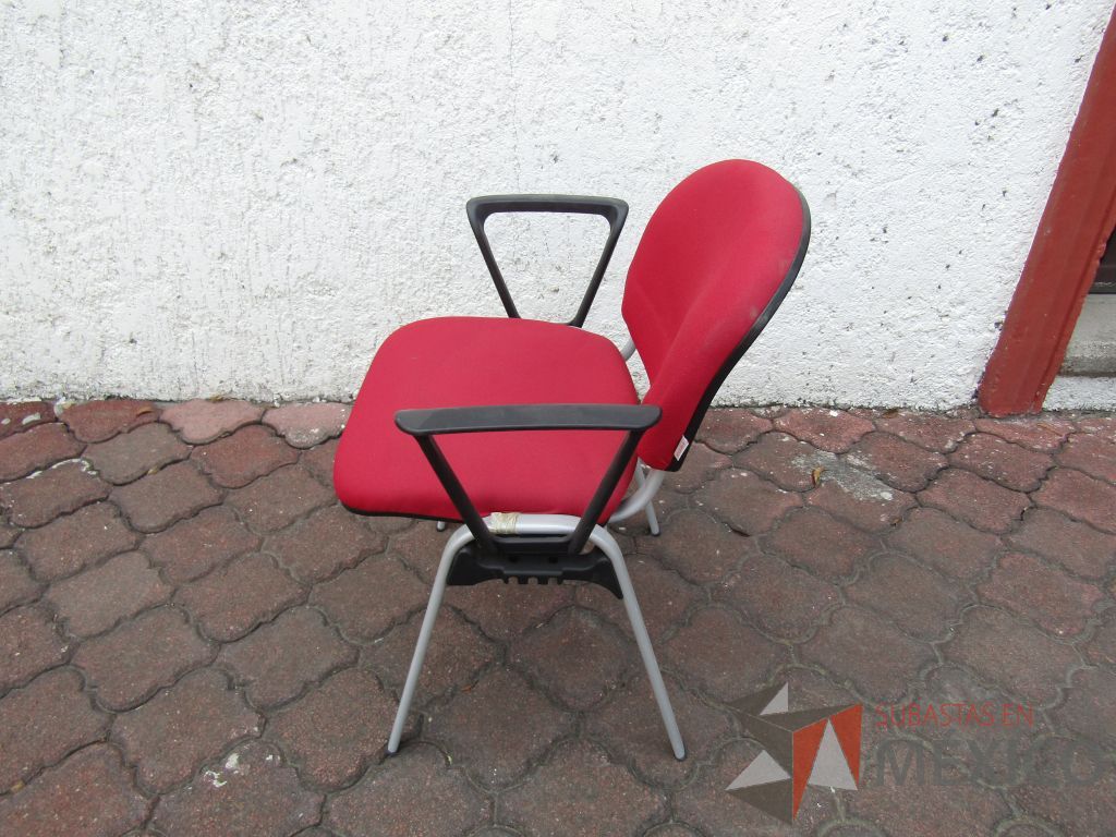 Lote 023 - 2 Sillas fijas, descansabrazos fijo, asiento y respaldo en tela color rojo - Imagen 4