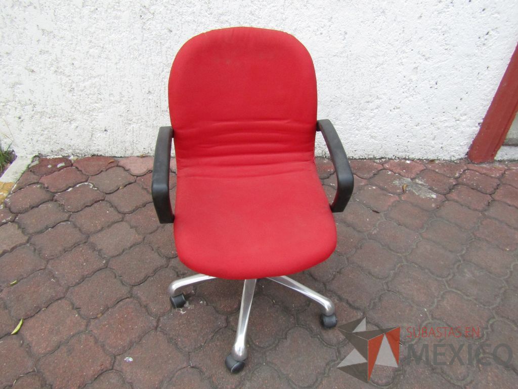 Lote 003 - 3 Sillas operativas con ruedas, descansabrazos fijo, asiento y respaldo en tela color rojo