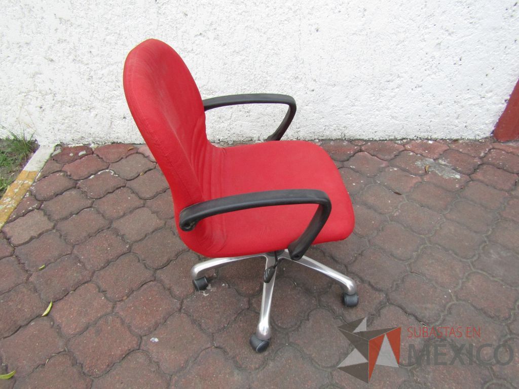 Lote 003 - 3 Sillas operativas con ruedas, descansabrazos fijo, asiento y respaldo en tela color rojo - Imagen 2