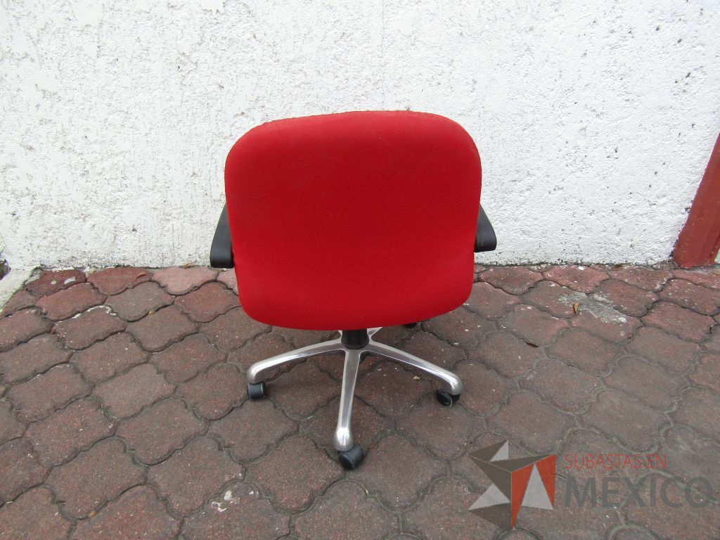 Lote 003 - 3 Sillas operativas con ruedas, descansabrazos fijo, asiento y respaldo en tela color rojo - Imagen 3