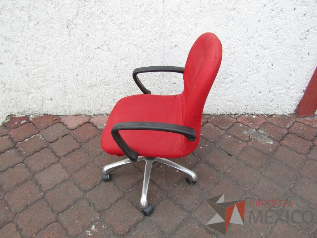 Lote 003 - 3 Sillas operativas con ruedas, descansabrazos fijo, asiento y respaldo en tela color rojo - Imagen 4