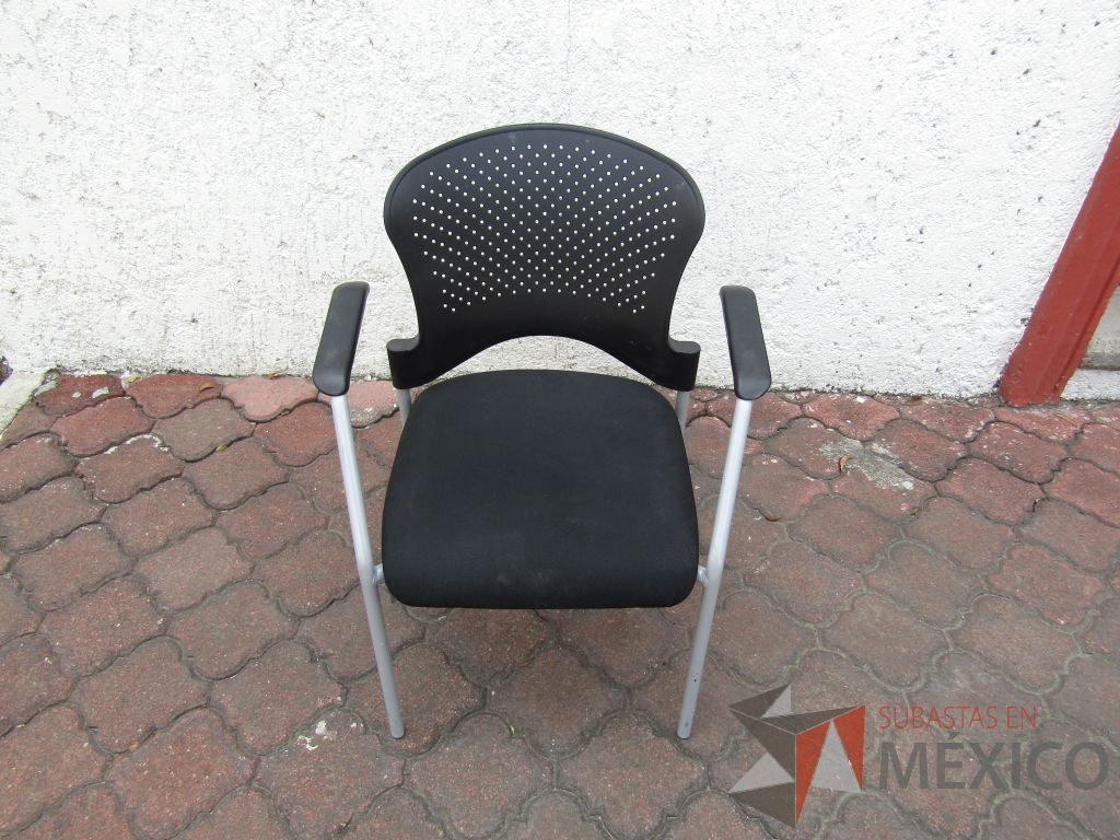 Lote 098 - 4 Sillas fijas, descansabrazos fijo, respaldo en plástico color negro y asiento en tela color negro