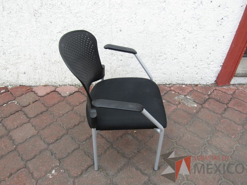 Lote 098 - 4 Sillas fijas, descansabrazos fijo, respaldo en plástico color negro y asiento en tela color negro - Imagen 2