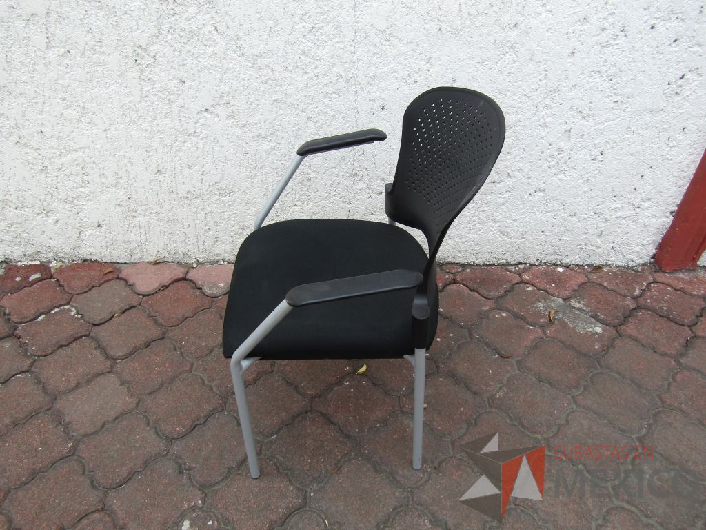 Lote 098 - 4 Sillas fijas, descansabrazos fijo, respaldo en plástico color negro y asiento en tela color negro - Imagen 4