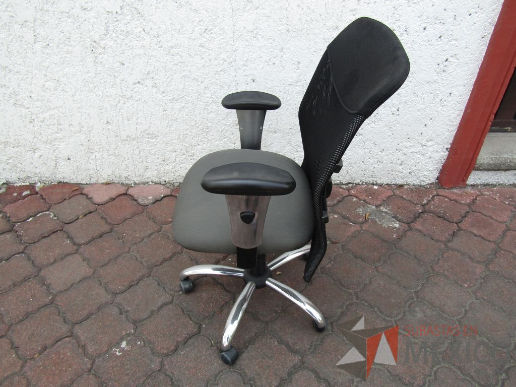 Lote 028 - 3 Sillas operativas con ruedas, descansabrazo ajustable, respaldo en malla y asiento en tela color gris - Imagen 6