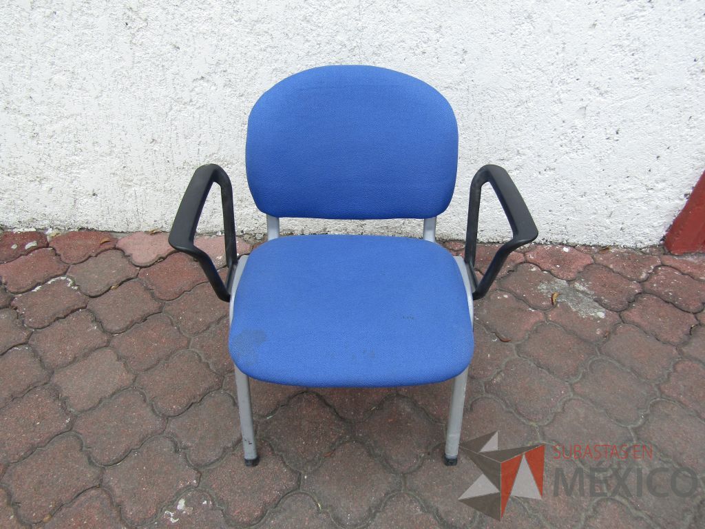 Lote 134 - 2 Sillas fijas, descansabrazos fijo, asiento y respaldo en tela color azul