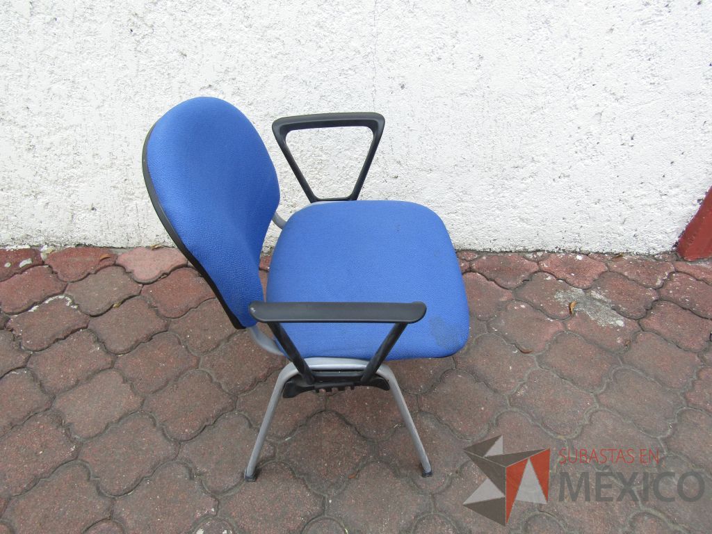 Lote 029 - 4 Sillas fijas, descansabrazos fijo, asiento y respaldo en tela color azul - Imagen 2