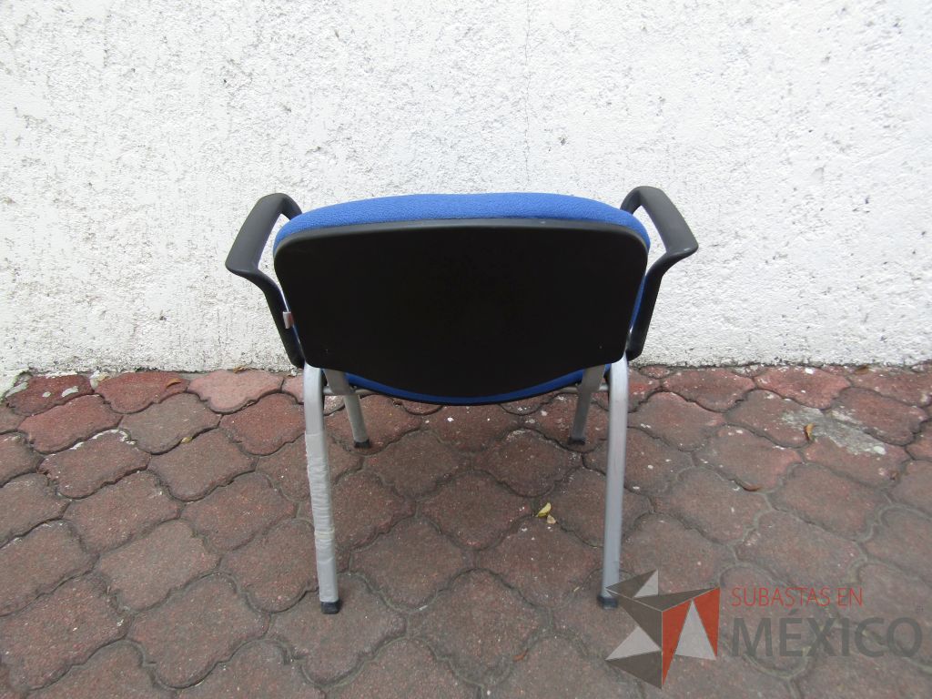 Lote 134 - 2 Sillas fijas, descansabrazos fijo, asiento y respaldo en tela color azul - Imagen 3