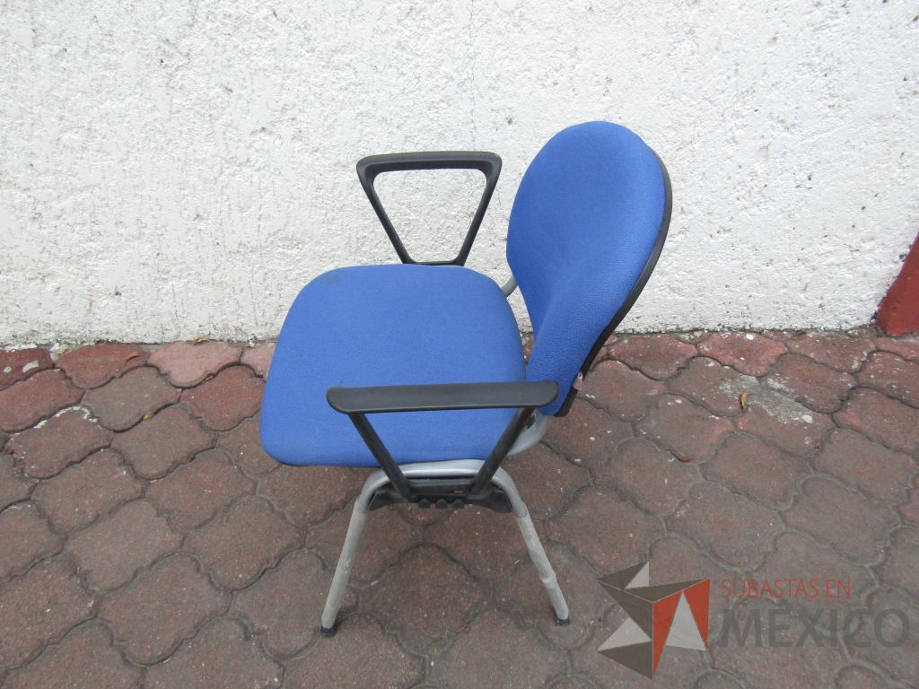 Lote 029 - 4 Sillas fijas, descansabrazos fijo, asiento y respaldo en tela color azul - Imagen 4