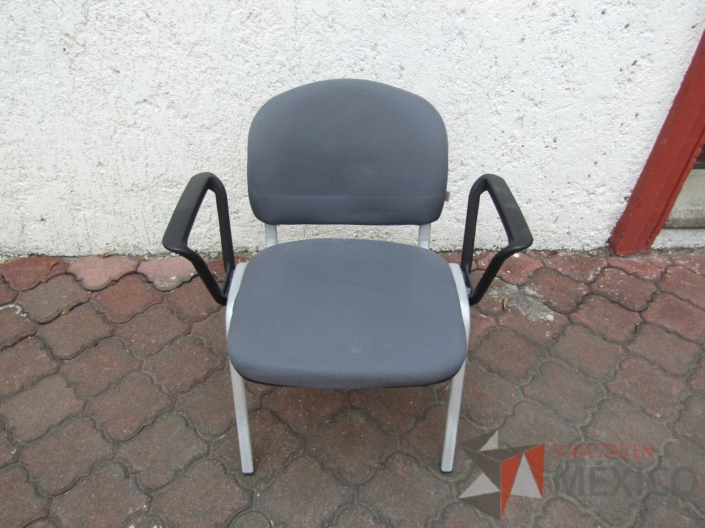 Lote 069 - 4 Sillas fijas, descansabrazos fijo, asiento y respaldo en tela color gris