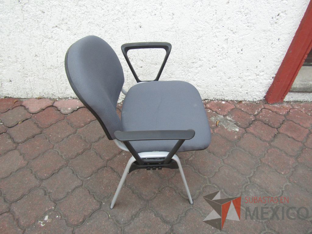 Lote 069 - 4 Sillas fijas, descansabrazos fijo, asiento y respaldo en tela color gris - Imagen 2