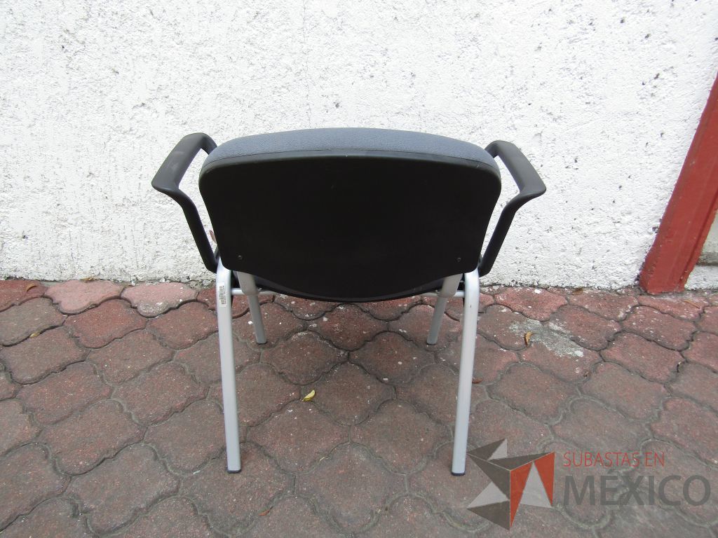 Lote 069 - 4 Sillas fijas, descansabrazos fijo, asiento y respaldo en tela color gris - Imagen 3