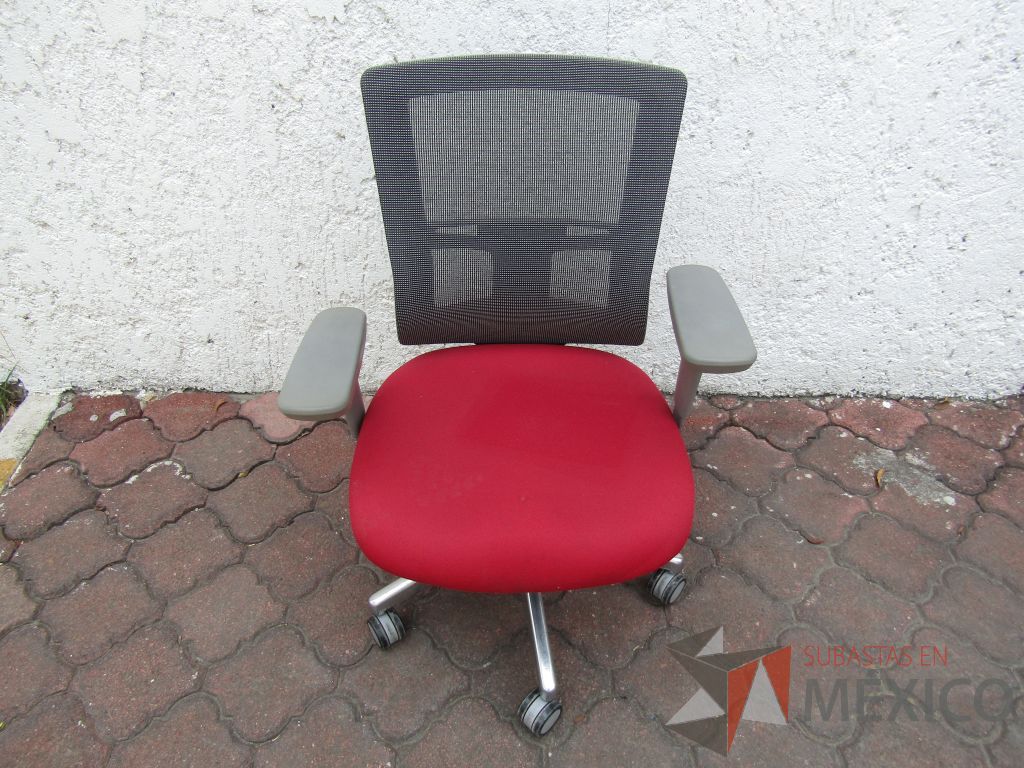 Lote 084 - 5 Sillas operativas con ruedas ,descansabrazos fijo, respaldo en malla y asiento en tela color rojo