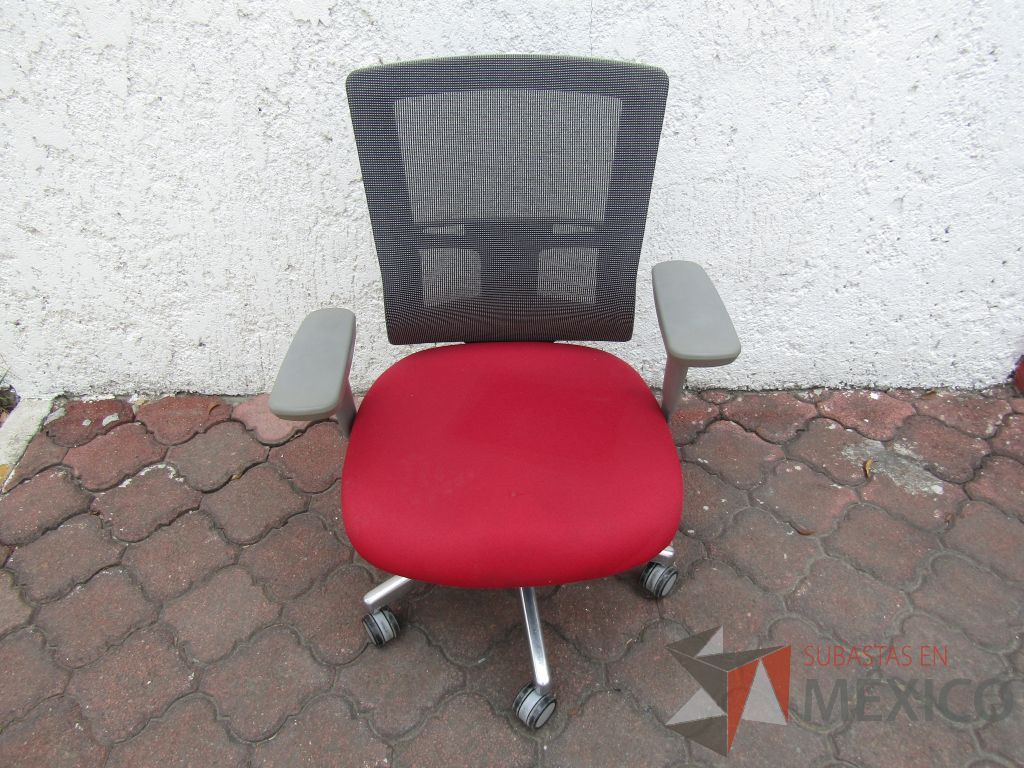 Lote 032 - 5 Sillas operativas con ruedas, descansabrazos fijo, respaldo en malla y asiento en tela color rojo