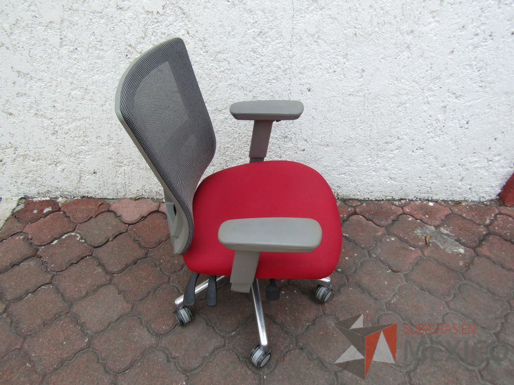 Lote 084 - 5 Sillas operativas con ruedas ,descansabrazos fijo, respaldo en malla y asiento en tela color rojo - Imagen 2