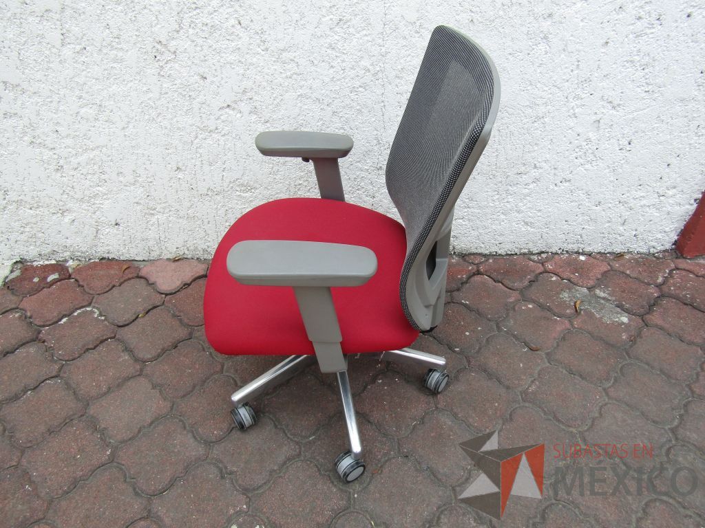 Lote 032 - 5 Sillas operativas con ruedas, descansabrazos fijo, respaldo en malla y asiento en tela color rojo - Imagen 5