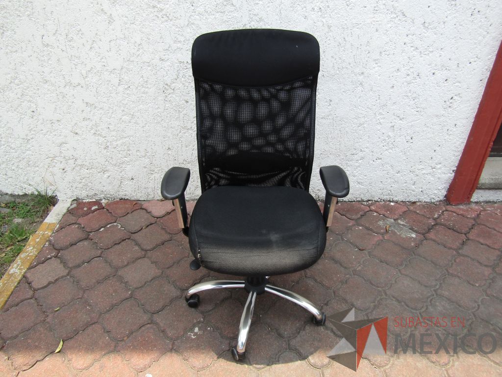 Lote 033 - 5 Sillas operativas con ruedas, descansabrazos fijo, respaldo en malla y asiento en tela color negro