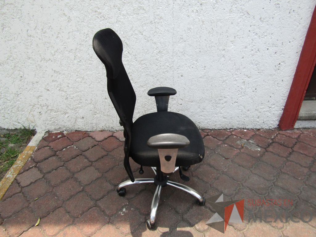 Lote 033 - 5 Sillas operativas con ruedas, descansabrazos fijo, respaldo en malla y asiento en tela color negro - Imagen 4