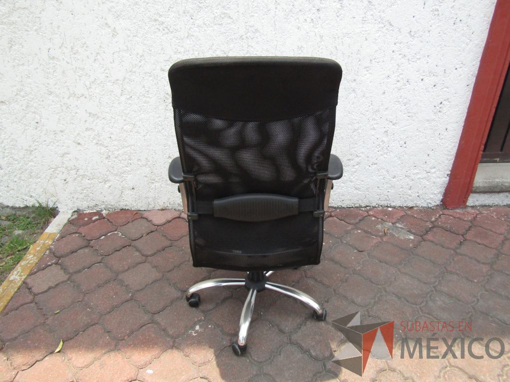 Lote 033 - 5 Sillas operativas con ruedas, descansabrazos fijo, respaldo en malla y asiento en tela color negro - Imagen 3