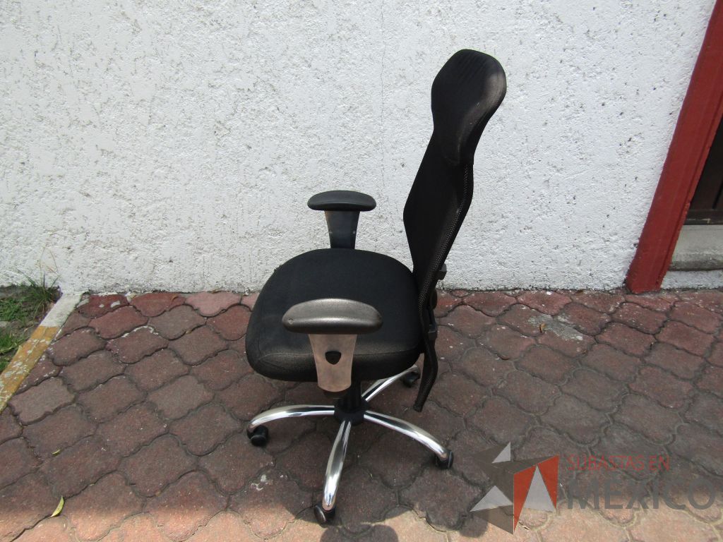 Lote 033 - 5 Sillas operativas con ruedas, descansabrazos fijo, respaldo en malla y asiento en tela color negro - Imagen 2