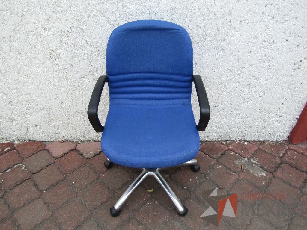 Lote 034 - 5 Sillas operativas con ruedas, descansabrazos fijo, asiento y respaldo en tela color azul