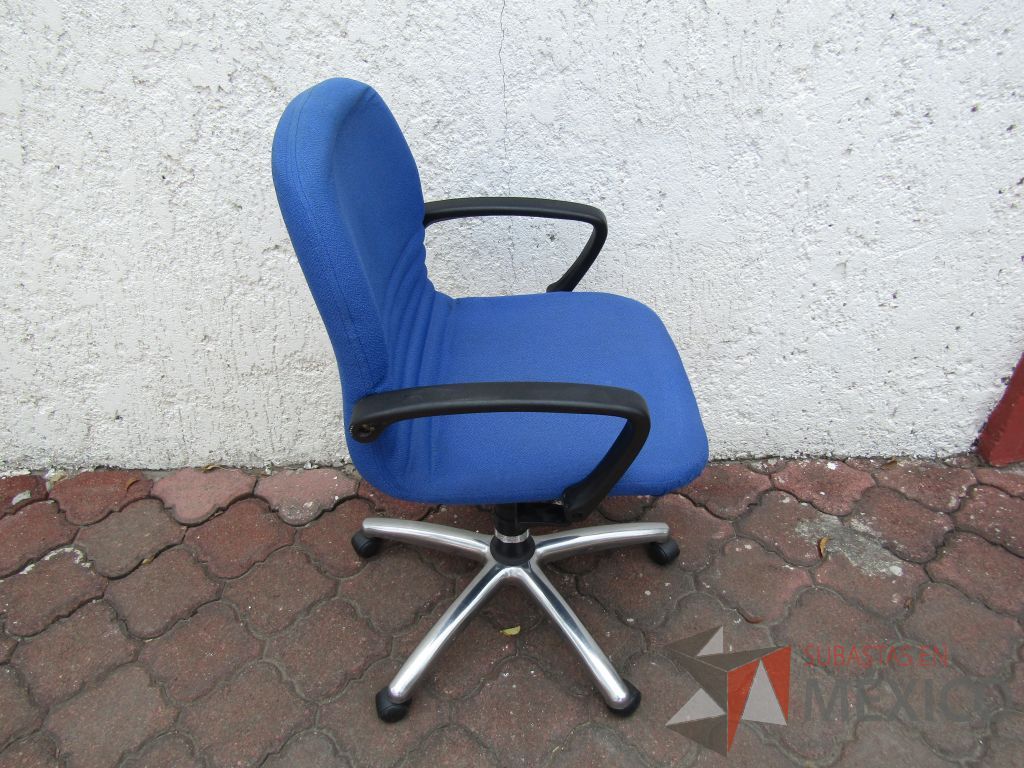 Lote 034 - 5 Sillas operativas con ruedas, descansabrazos fijo, asiento y respaldo en tela color azul - Imagen 2