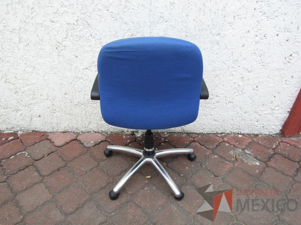 Lote 034 - 5 Sillas operativas con ruedas, descansabrazos fijo, asiento y respaldo en tela color azul - Imagen 3