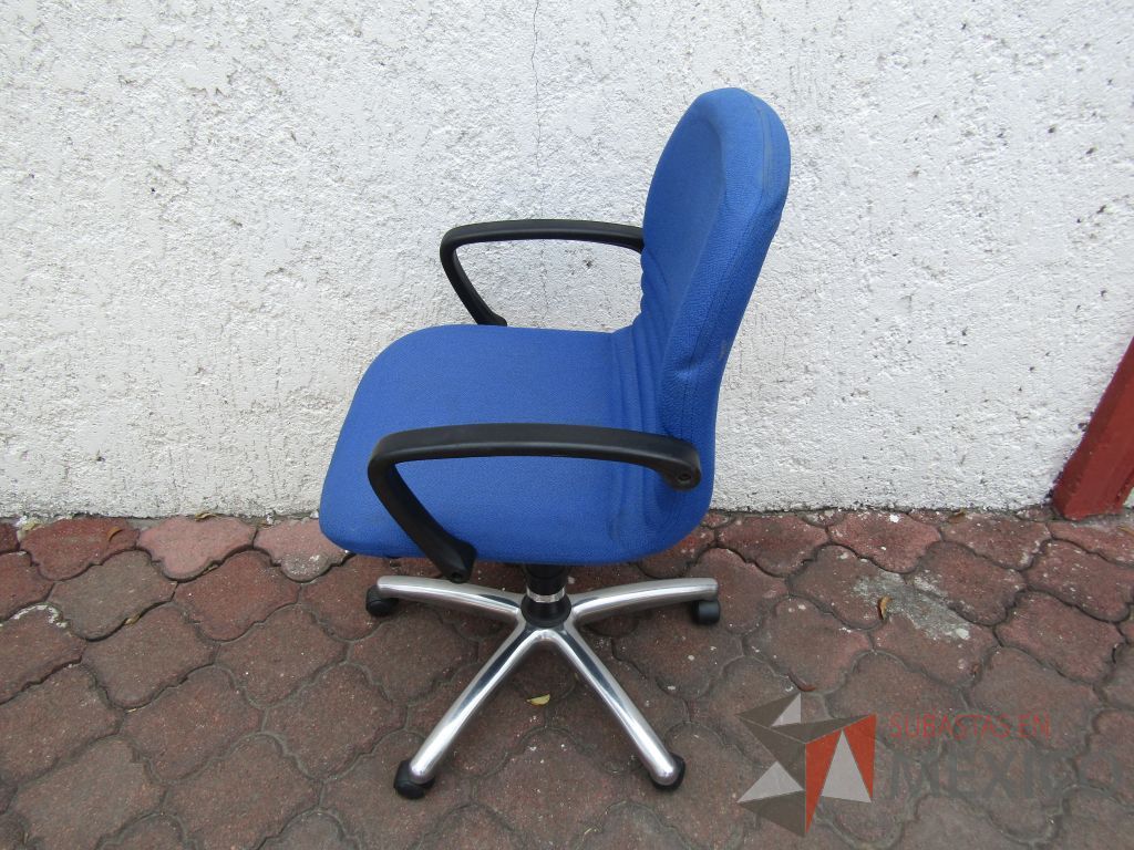Lote 034 - 5 Sillas operativas con ruedas, descansabrazos fijo, asiento y respaldo en tela color azul - Imagen 4