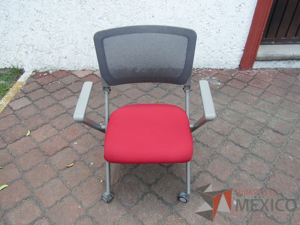 Lote 035 - 6 Sillas de visita con ruedas, descansabrazos fijo, asiento plegable en tela color rojo y respaldo en malla